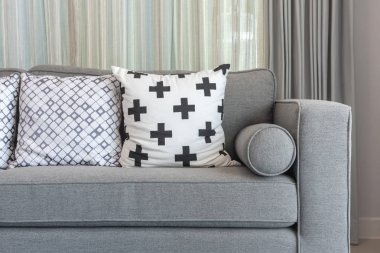 modern oturma odasında modern gri kanepe