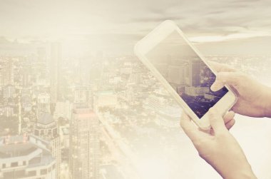 Yazarken akıllı telefon elinde tutan genç kadın