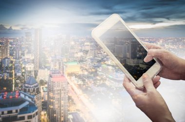 Yazarken akıllı telefon elinde tutan genç kadın