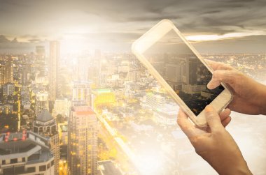 Yazarken akıllı telefon elinde tutan genç kadın