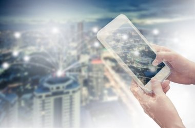 Yazarken akıllı telefon elinde tutan genç kadın