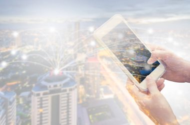 Yazarken akıllı telefon elinde tutan genç kadın
