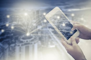 Yazarken akıllı telefon elinde tutan genç kadın