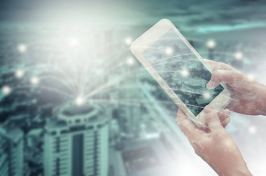 Yazarken akıllı telefon elinde tutan genç kadın