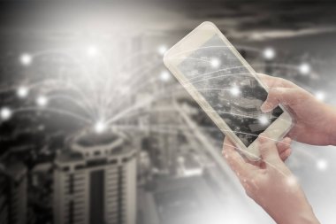 Yazarken akıllı telefon elinde tutan genç kadın