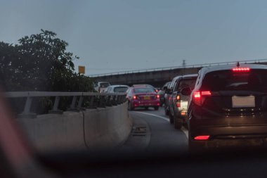 trafik sıkışıklığı araba sıra ile 