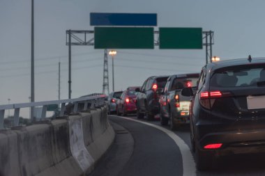 trafik sıkışıklığı araba sıra ile 