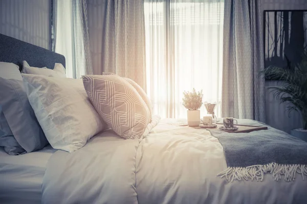 Style de chambre de luxe avec ensemble d'oreillers — Photo