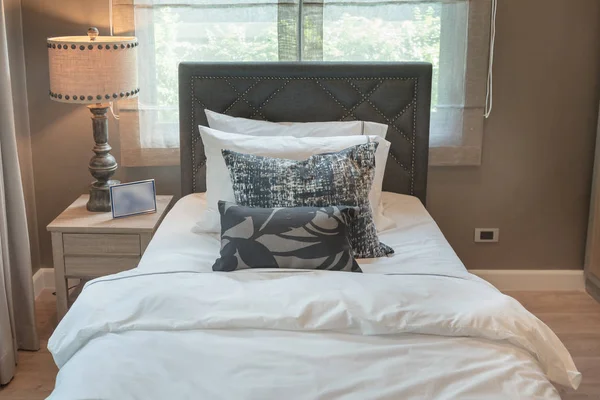 枕のセットを単一の寝室 — ストック写真