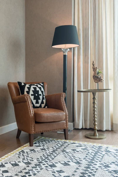 Styl klasyczny fotel z lampą — Zdjęcie stockowe