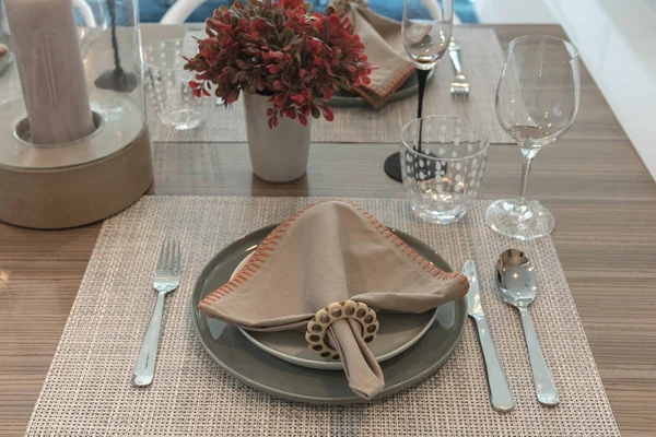 Tavolo allestito su sala da pranzo in legno — Foto Stock