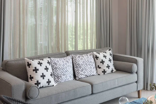 Сучасний сірий диван в сучасній вітальні — стокове фото