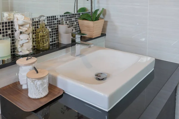 Intérieur salle de bain dans nouvelle maison de luxe — Photo