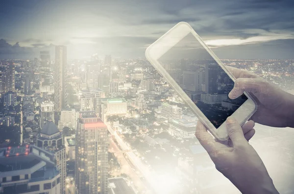 Yazarken akıllı telefon elinde tutan genç kadın