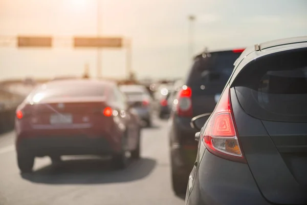 Atasco de tráfico con fila de coches en la carretera de peaje — Foto de Stock