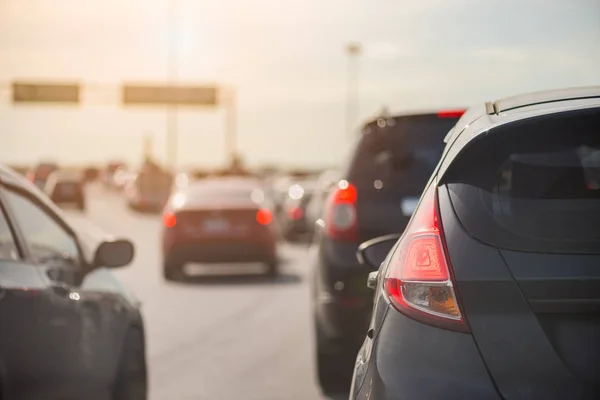 Atasco de tráfico con fila de coches en la carretera de peaje — Foto de Stock