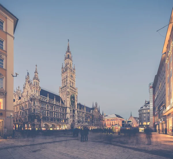 Night panorama of Marienplatz and Munich city hall in Munich — Stock Photo, Image