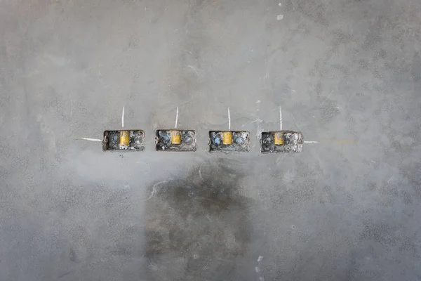 Orifício de tomada elétrica na parede de concreto pré-gato, tomada elétrica w — Fotografia de Stock