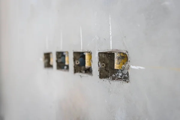 Trou de prise électrique sur mur de béton précat, sortie électrique w — Photo