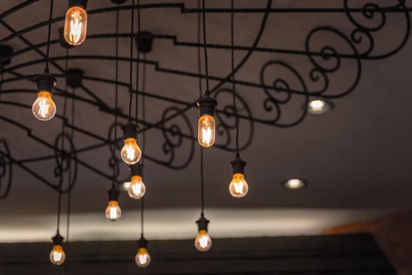 Grupo de luzes penduradas no café com profundidade rasa de fie — Fotografia de Stock