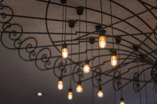 Grupo de luzes penduradas no café com profundidade rasa de fie — Fotografia de Stock