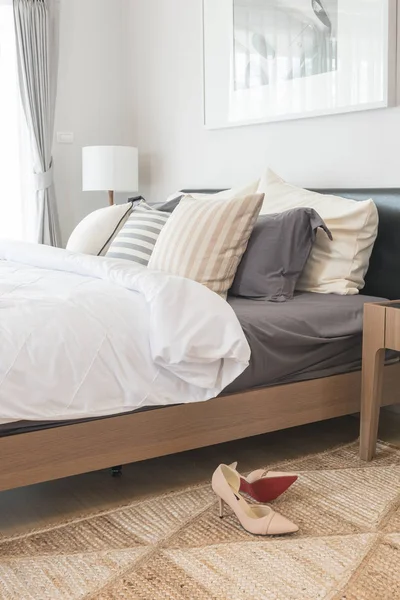 Biały koc z zestawem poduszek na łóżku — Zdjęcie stockowe