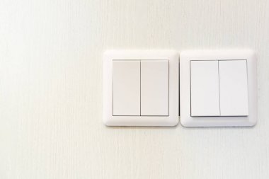 Duvardaki beyaz elektrik düğmeye