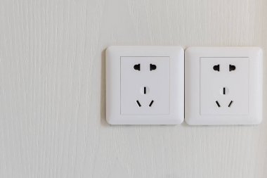beyaz elektrik fişleri veya duvar prizine