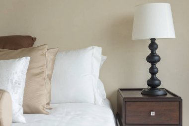 Klasik yatak odasında yatağın üzerinde kahverengi yastıklar ayarla 