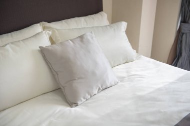 modern yatak odasında yatak yastık kümesi 