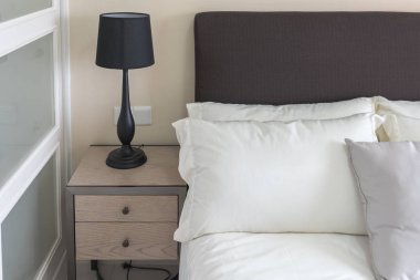 modern yatak odasında yatak yastık kümesi 