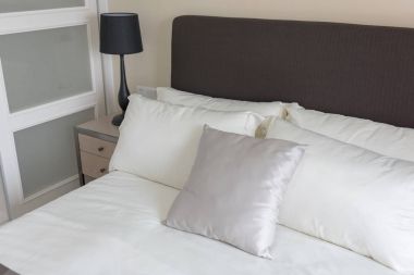 modern yatak odasında yatak yastık kümesi 