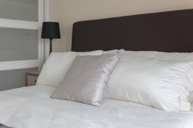 modern yatak odasında yatak yastık kümesi 