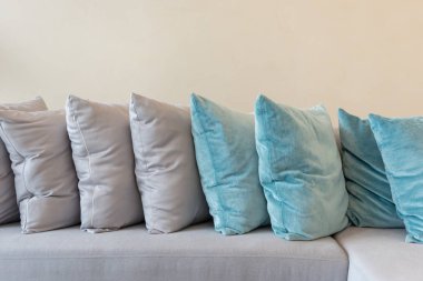 satır modern oturma odasında modern kanepe yastık