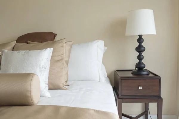 Conjunto de almohadas marrones en la cama en el dormitorio clásico — Foto de Stock