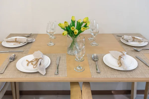 Mesa puesta en mesa de comedor de madera —  Fotos de Stock