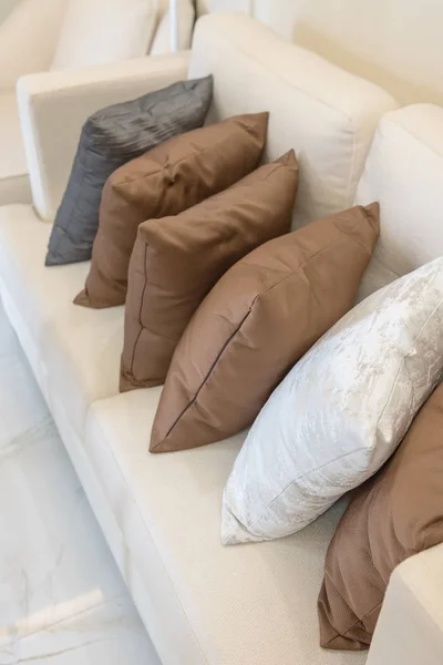 Conjunto de almohadas en sofá blanco en la sala de estar — Foto de Stock