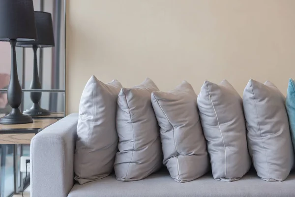 Řada polštářů na moderní pohovka v moderním obývacím pokoji — Stock fotografie