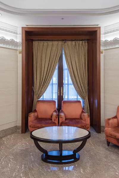 Klasik koltuk ve lobide yuvarlak masa