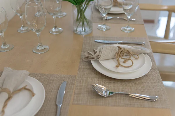 Mesa puesta en mesa de comedor de madera —  Fotos de Stock