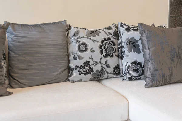 Rij van kussens op moderne sofa in moderne woonkamer — Stockfoto