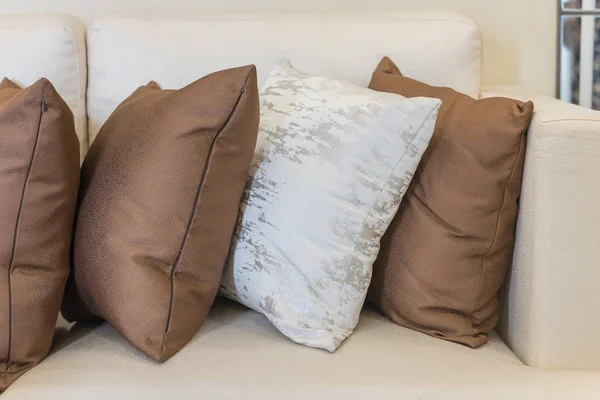 Набор подушек на белом диване в гостиной — стоковое фото