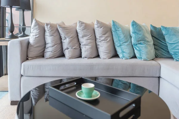 Fila de almohadas en el sofá moderno en la sala de estar moderna — Foto de Stock