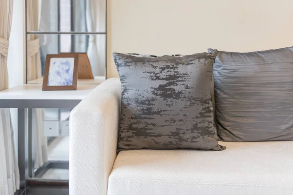 Satır modern oturma odasında modern kanepe yastık — Stok fotoğraf