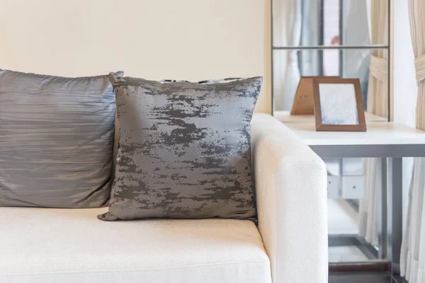 Ряд подушок на сучасному дивані в сучасній вітальні — стокове фото