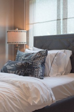 yastıklar kümesi ile tek yatak odası