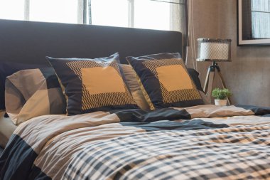 modern yatak odası stili yastık kümesi ile