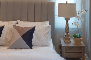 Klasik yatak odası stili yastık kümesi ile