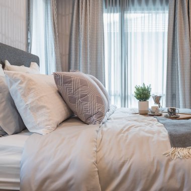 lüks yatak odası tarzı kümesiyle yastıklar