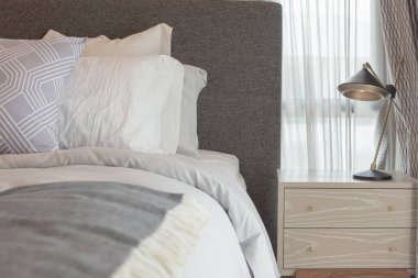 lüks yatak odası tarzı kümesiyle yastıklar